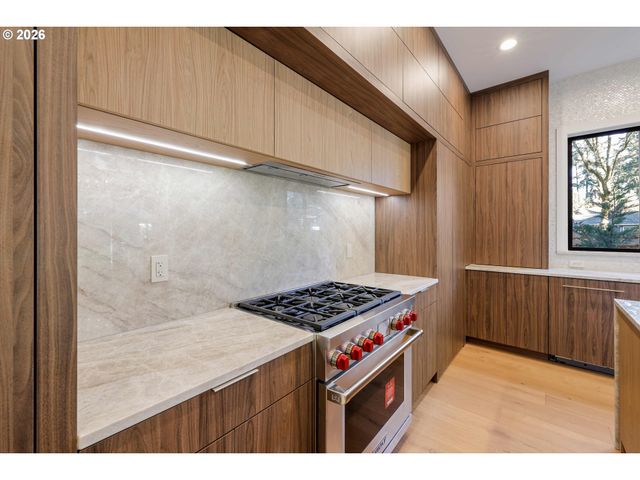 6096 CARMAN Dr, Lake Oswego, OR 97035