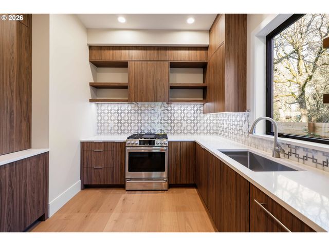 6096 CARMAN Dr, Lake Oswego, OR 97035