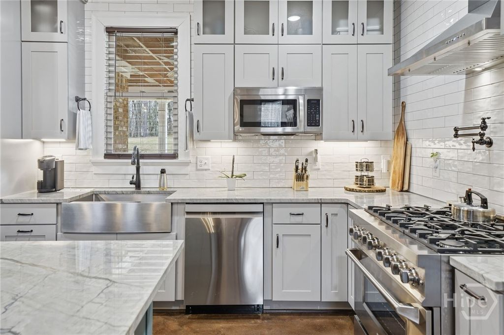 Image 12 of property listing at 864 Blackberry Trail, Ball Ground, GA 30107