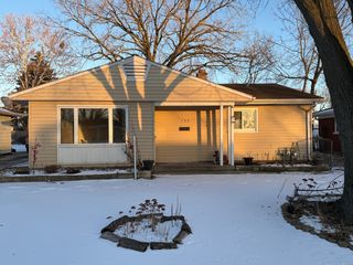 155 W Wayne Place, Wheeling, IL 60090