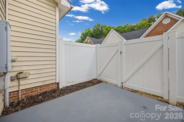 2113 Lennoxshire Square Court, Charlotte, NC 28210