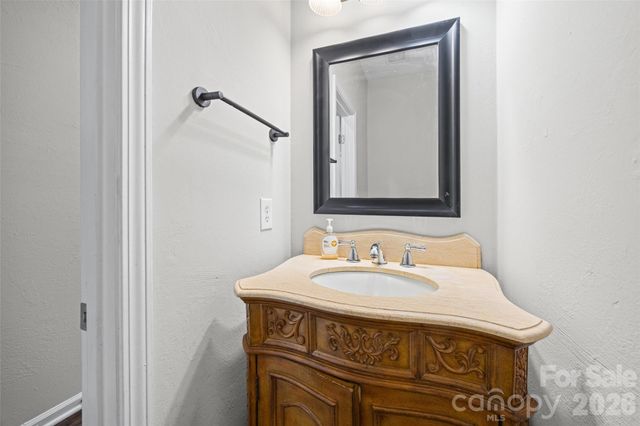 2113 Lennoxshire Square Court, Charlotte, NC 28210