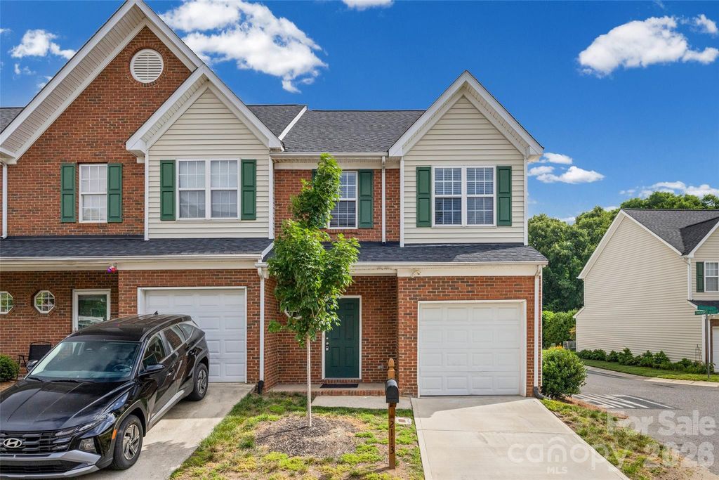 2113 Lennoxshire Square Court, Charlotte, NC 28210