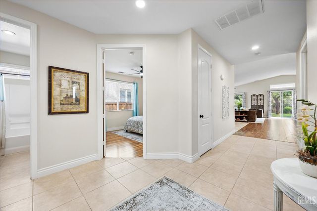 10105 Besancon Way, Bakersfield, CA 93306