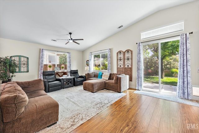 10105 Besancon Way, Bakersfield, CA 93306