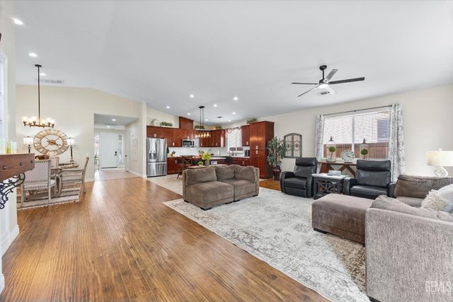 10105 Besancon Way, Bakersfield, CA 93306