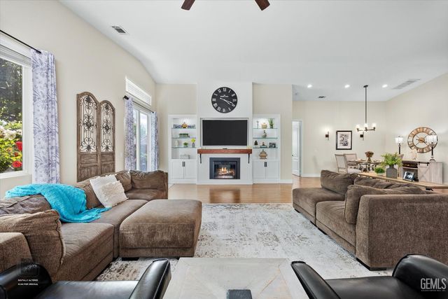 10105 Besancon Way, Bakersfield, CA 93306