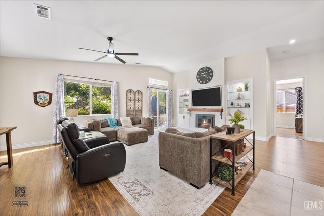 10105 Besancon Way, Bakersfield, CA 93306