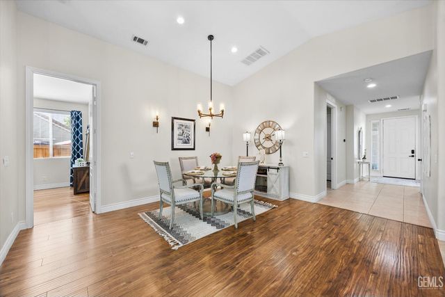 10105 Besancon Way, Bakersfield, CA 93306