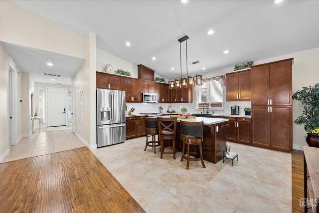 10105 Besancon Way, Bakersfield, CA 93306