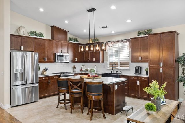 10105 Besancon Way, Bakersfield, CA 93306