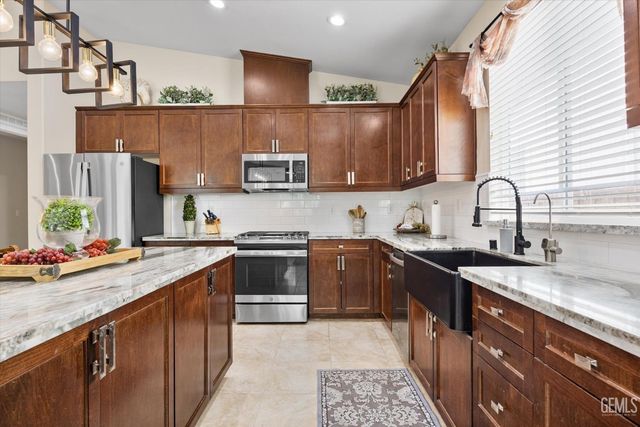 10105 Besancon Way, Bakersfield, CA 93306