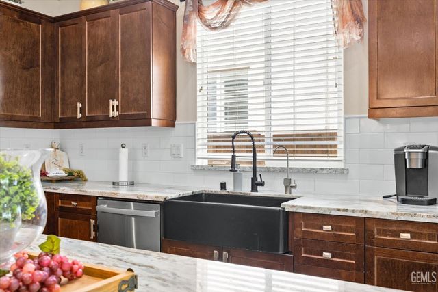 10105 Besancon Way, Bakersfield, CA 93306