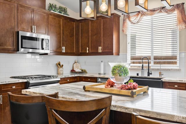 10105 Besancon Way, Bakersfield, CA 93306