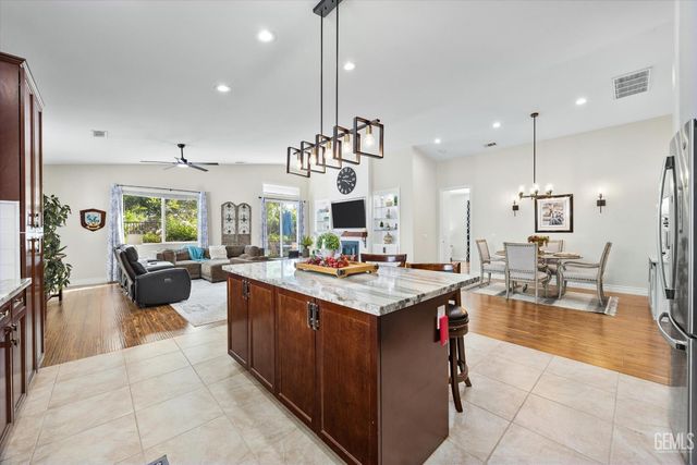 10105 Besancon Way, Bakersfield, CA 93306