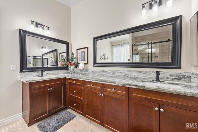 10105 Besancon Way, Bakersfield, CA 93306