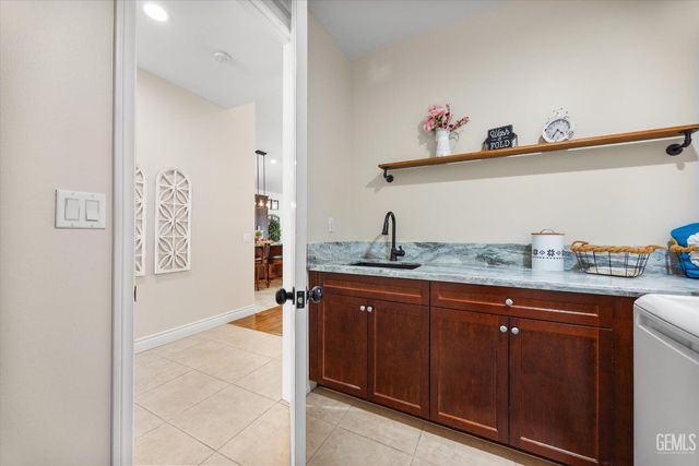 10105 Besancon Way, Bakersfield, CA 93306