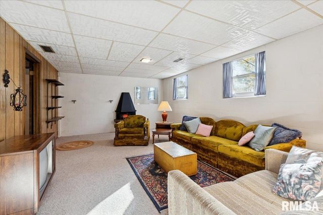 3315 FAIRHAVEN Road, Davenport, IA 52807