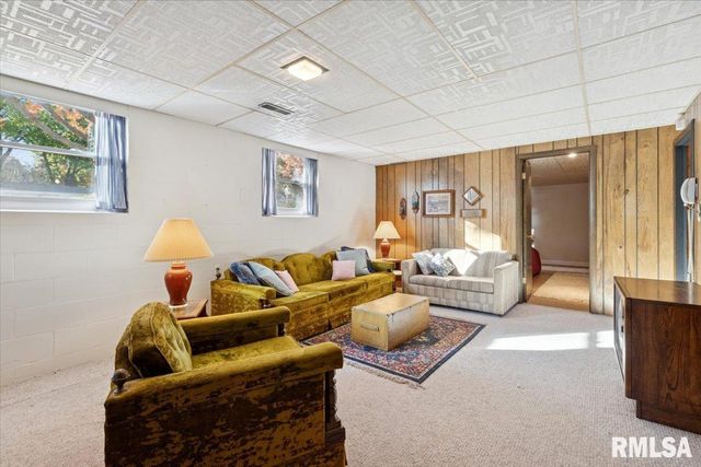 3315 FAIRHAVEN Road, Davenport, IA 52807