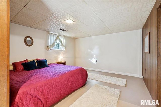 3315 FAIRHAVEN Road, Davenport, IA 52807