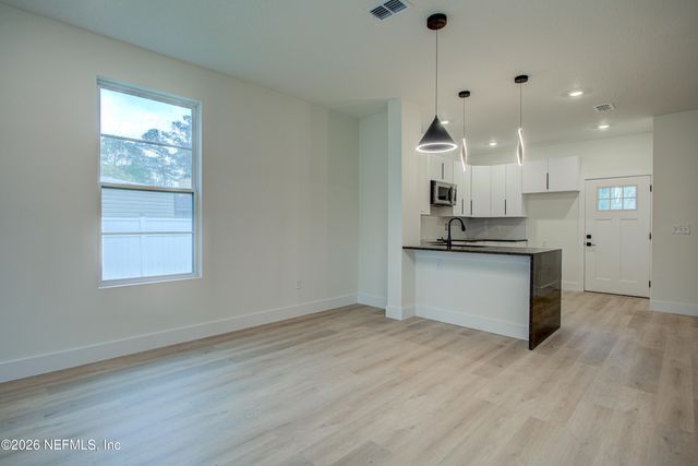 6620 GILLISLEE Drive W, Jacksonville, FL 32209