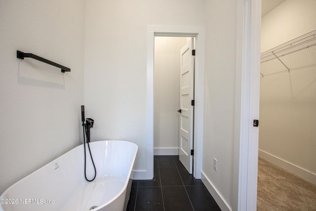 6620 GILLISLEE Drive W, Jacksonville, FL 32209