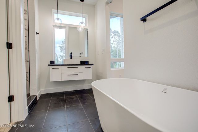 6620 GILLISLEE Drive W, Jacksonville, FL 32209