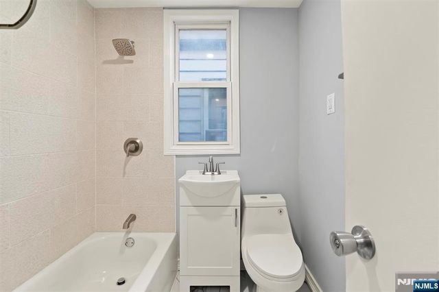 149 Wegman Parkway, Jersey City, NJ 07305