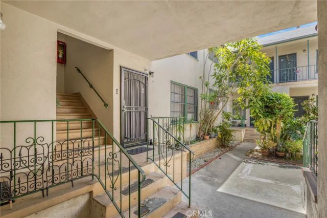 1215 S Fairfax Avenue, Los Angeles, CA 90019