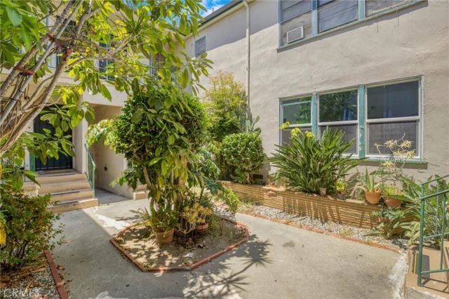 1215 S Fairfax Avenue, Los Angeles, CA 90019