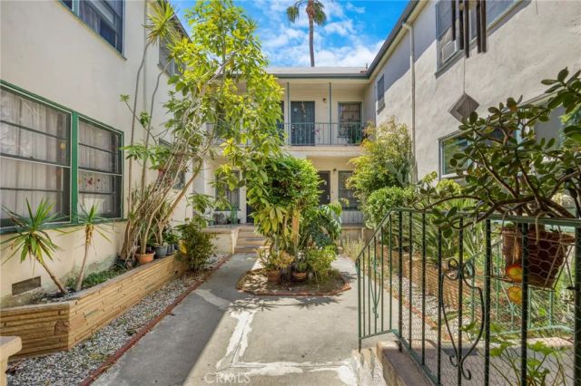1215 S Fairfax Avenue, Los Angeles, CA 90019