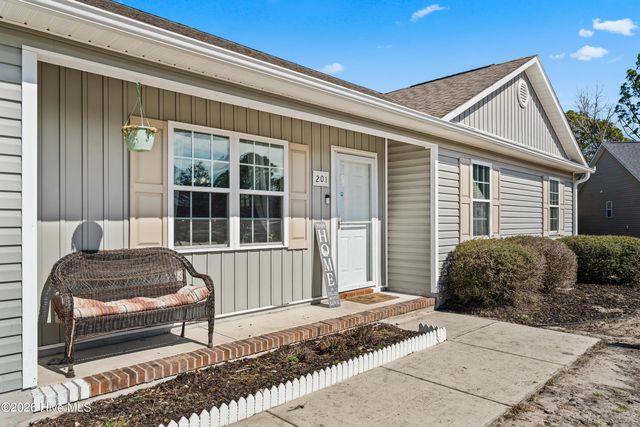 201 Michel Court, Hubert, NC 28539