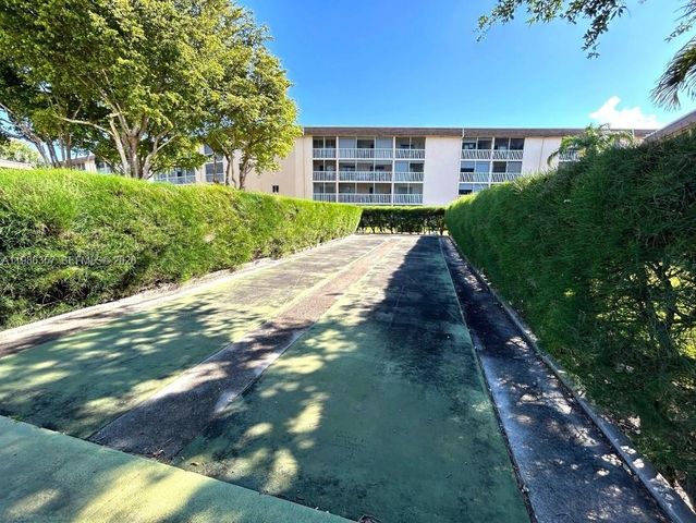 400 W Village Green Cir W 216, Palm Springs, FL 33461