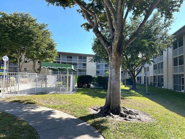 400 W Village Green Cir W 216, Palm Springs, FL 33461