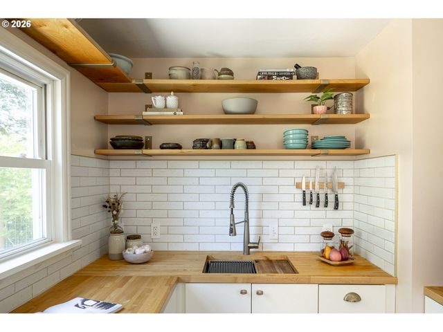 6235 Ne ALBERTA St, Portland, OR 97218