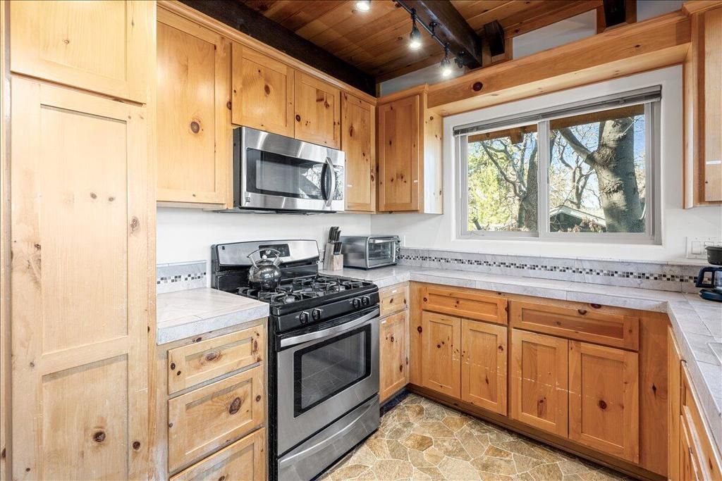 Image 5 of property listing at 672 Villa Grove Avenue, Big Bear, CA 92314