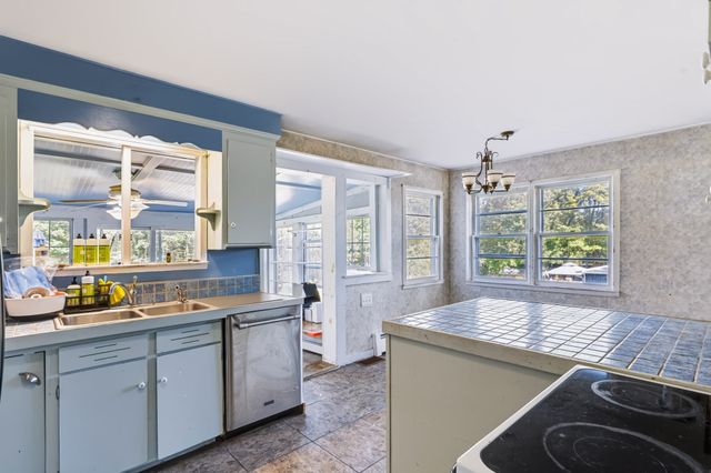 21 Fern Ave, Amesbury, MA 01913