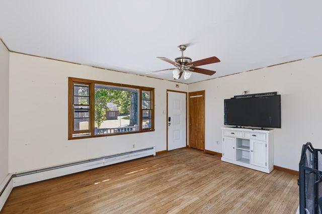 21 Fern Ave, Amesbury, MA 01913