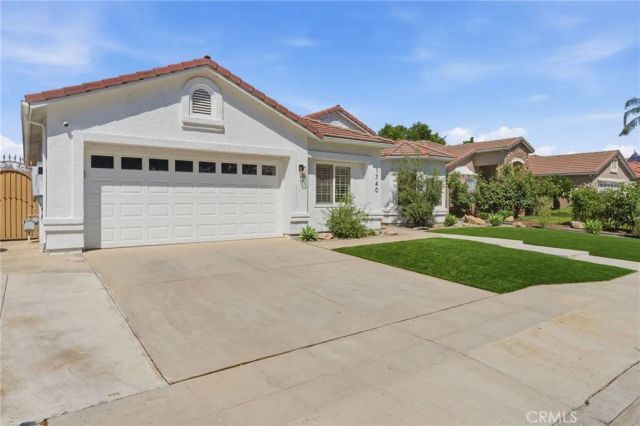 1740 N McKelvy Avenue, Clovis, CA 93619