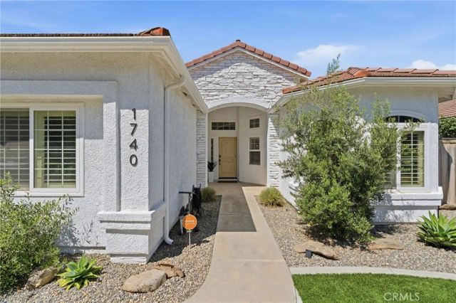 1740 N McKelvy Avenue, Clovis, CA 93619