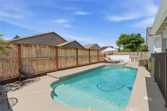 1740 N McKelvy Avenue, Clovis, CA 93619