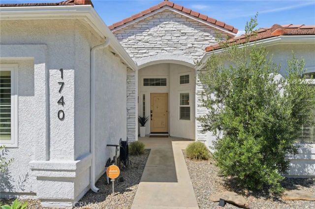 1740 N McKelvy Avenue, Clovis, CA 93619