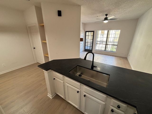 4800 W Lovers Lane 212, Dallas, TX 75209