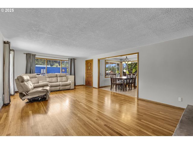 821 BRIDGE St, Vernonia, OR 97064