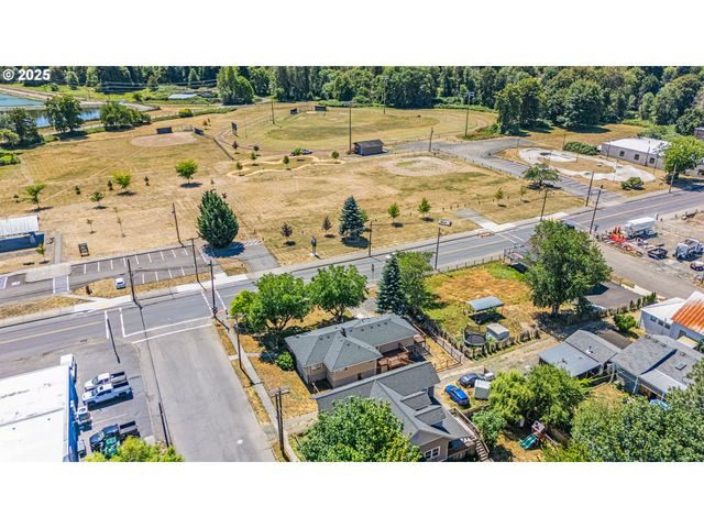 821 BRIDGE St, Vernonia, OR 97064