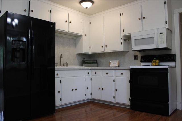 6800 W 76th Terrace, Overland Park, KS 66204