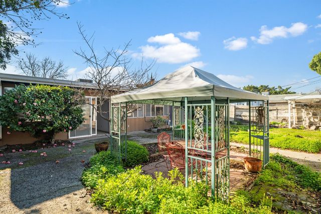 2043 Ellis St, Modesto, CA 95354