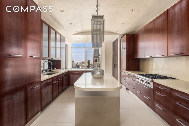 845 United Nations Plz Apt 86B, New York City, NY 10017