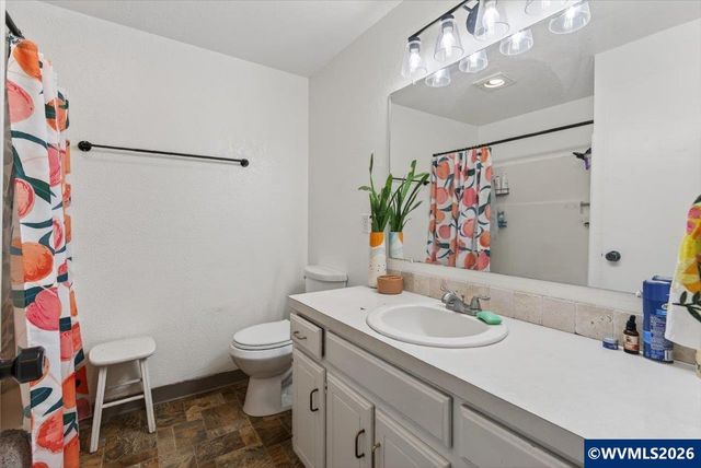 990 Hazel St, Aumsville, OR 97325