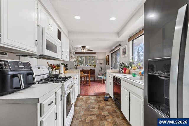 990 Hazel St, Aumsville, OR 97325